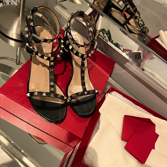 Rockstud Block Heel Sandal
VALENTINO GARAVANI
Black and gold - Picture 1 of 6